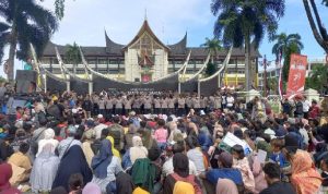 Masyarakat Air Bangis, Kabupaten Pasaman Barat mengelar aksi di depan Kantor Gubernur Sumatera Barat. Sumber Foto: Tempo.co