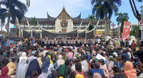 Masyarakat Air Bangis, Kabupaten Pasaman Barat mengelar aksi di depan Kantor Gubernur Sumatera Barat. Sumber Foto: Tempo.co